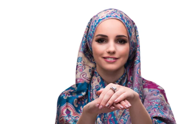 Kvinna i traditionella muslimska täcka med ring — Stockfoto