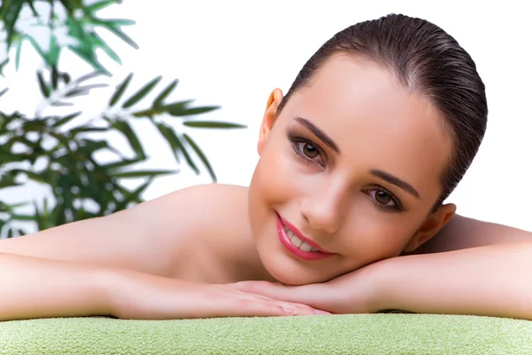 Jonge vrouw genieten van de spa-behandeling — Stockfoto