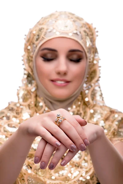 Jeune femme musulmane avec des anneaux sur blanc — Photo