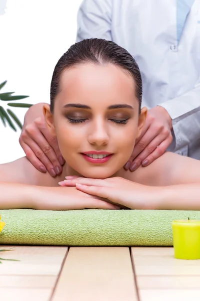 Femme pendant la séance de massage dans le salon de spa — Photo