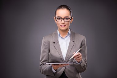 İş kadını iş konseptinde tablet bilgisayarda çalışıyor