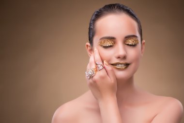 Zarif kadın mücevher moda kavramı ile