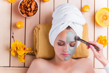 Genç kadın spa sağlık kavramı