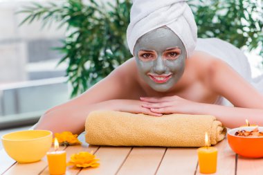 Genç kadın spa sağlık kavramı