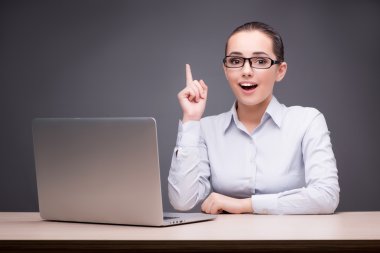 Masasında çalışan iş kadını.