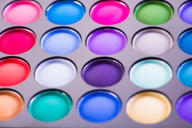 Beyaz izole makyaj için renkli gölge kümesi