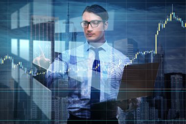 Online ticaret kavramı içinde genç işadamı