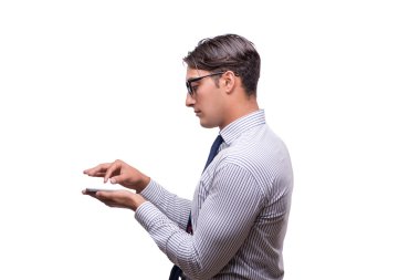 Yakışıklı işadamı cep telefonu üzerinde beyaz izole ile çalışma