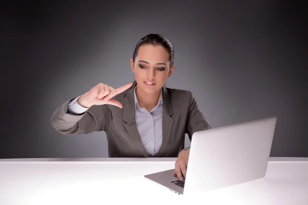 Junge Geschäftsfrau arbeitet mit Laptop in Geschäftskonzept — Stockfoto