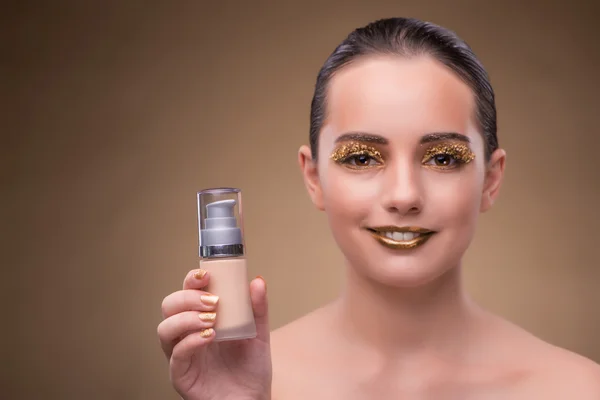 Donna con bottiglia di crema per la cura della pelle — Foto Stock