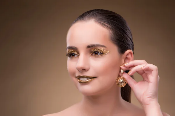 Elegante donna con gioielli nel concetto di moda — Foto Stock