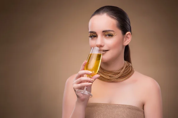 Młoda kobieta z kieliszka do szampana — Zdjęcie stockowe