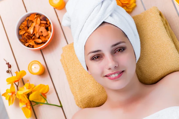 Jovem mulher no conceito de saúde spa — Fotografia de Stock