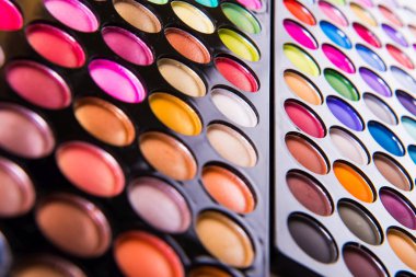 Sanatçı palet üzerinde beyaz izole