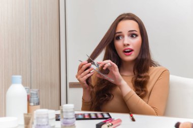 Kadın partiye hazırlanıyor.