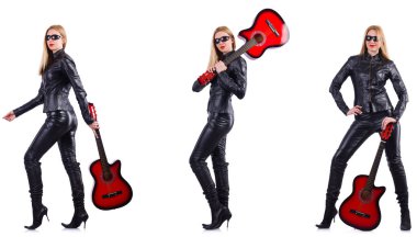 Beyaz tenli gitar çalan genç bir kadın.