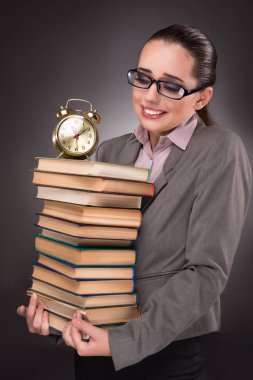 Kitap ve saat ile genç öğrenci