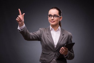 İş konseptinde tablet bilgisayarı olan kadın