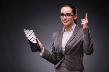 İş konseptinde tablet bilgisayarı olan kadın