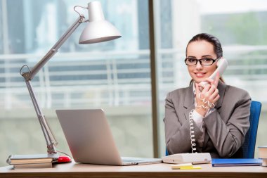 Masasında çalışan çağrı merkezi operatörü