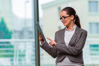 Tablet Office ile çalışan kadın