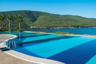 Aydınlık bir yaz gününde açık havada güzel bir yüzme havuzu.