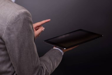 İş kadını iş konseptinde tablet bilgisayarda çalışıyor