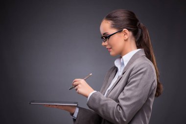 İş kadını iş konseptinde tablet bilgisayarda çalışıyor