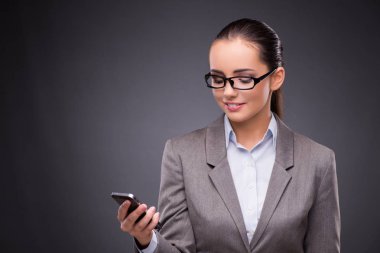 İş kadını iş kavramı içinde istimal hareket eden telefon