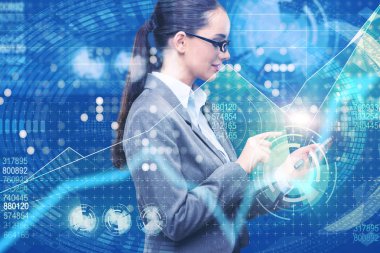 Çevrimiçi hisse senedi ticareti konseptinde iş kadını