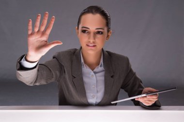 İş konseptinde tablet bilgisayarı olan kadın