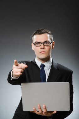 İş konseptinde dizüstü bilgisayarı olan adam