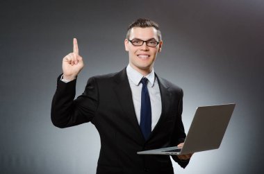 İş kavramı içinde laptop ile genç işadamı