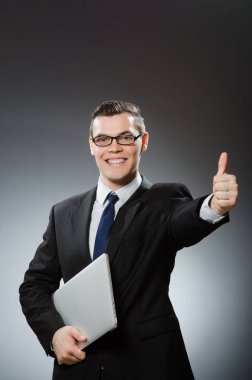 laptop ve başparmak yukarıya adam