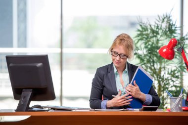 Ofiste çalışan iş kadını.