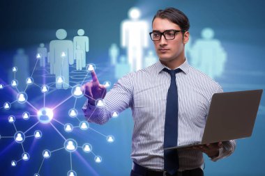 Sosyal ağ kavramı içinde laptop ile işadamı