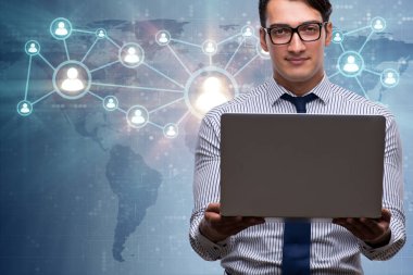 Sosyal ağ kavramı içinde laptop ile işadamı
