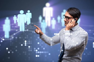 Mobil sosyal ağlar kavram konuşan genç adam