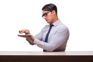 Tablet bilgisayarıyla beyaz izole iş adamı