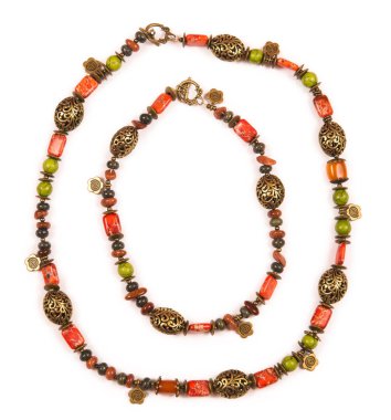 Beyaz arka plan üzerinde izole mücevher kolye