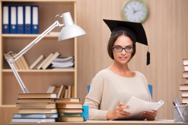 Üniversite sınavlarına hazırlanan genç öğrenci.