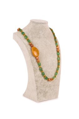 Beyaz arka plan üzerinde izole mücevher kolye