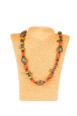 Beyaz arka plan üzerinde izole mücevher kolye