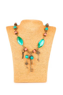 Beyaz arka plan üzerinde izole mücevher kolye