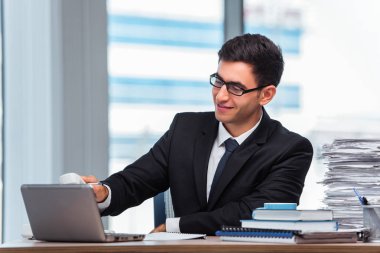 Ofiste çalışan genç bir işadamı.