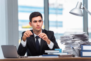 Ofiste çalışan genç bir işadamı.