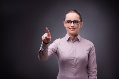 İş kadını iş kavramı içinde sanal düğmesine basarak