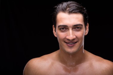 Kas yakışıklı adam siyah arka plan üzerine sökük