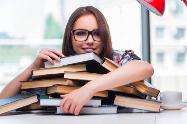 Bir sürü kitabı olan genç bir kız öğrenci.