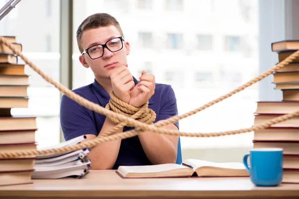 Jovem estudante forçado a estudar amarrado — Fotografia de Stock